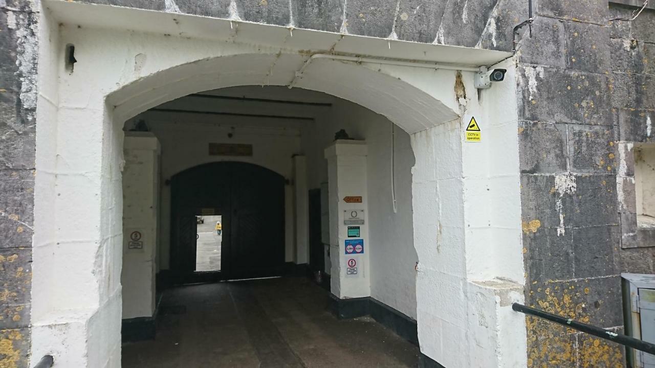 Fsc Dale Fort Hostel エクステリア 写真